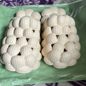 I’m selling the SHEIN bubble slides. They are completely new, never worn.